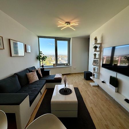 Ferienwohnung Three Towers With Beautiful View And Parking! Pressburg Exterior foto