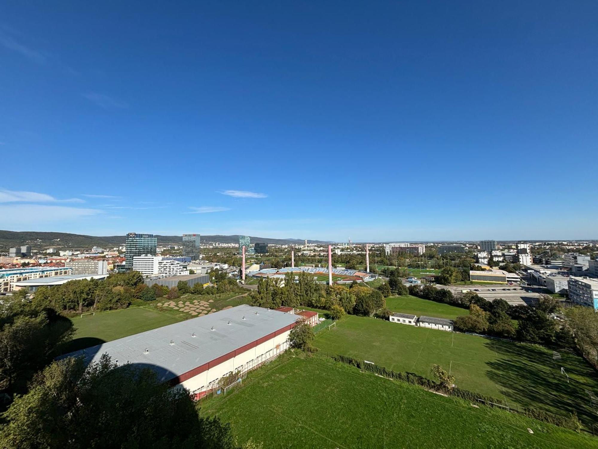 Ferienwohnung Three Towers With Beautiful View And Parking! Pressburg Exterior foto