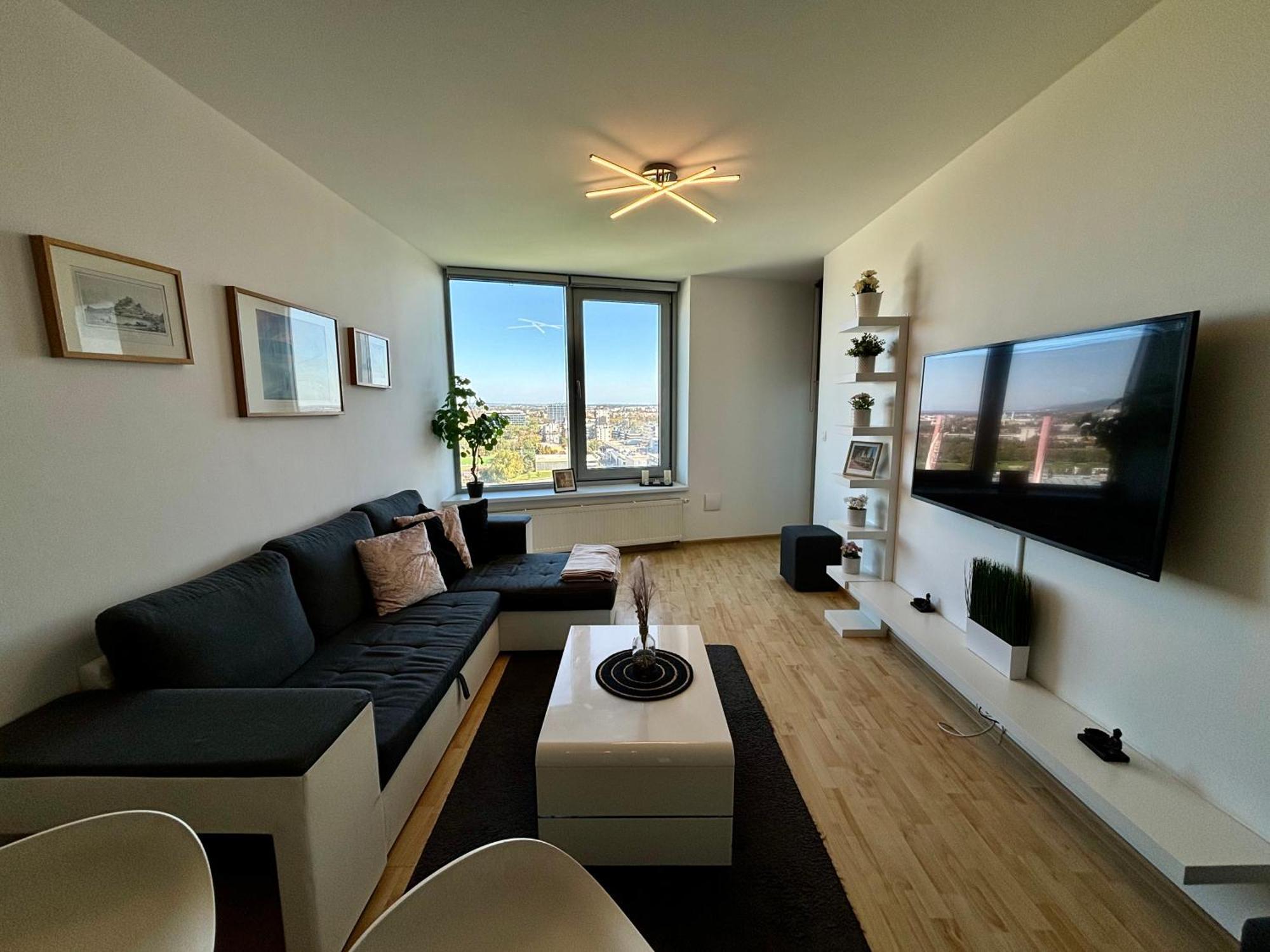 Ferienwohnung Three Towers With Beautiful View And Parking! Pressburg Exterior foto