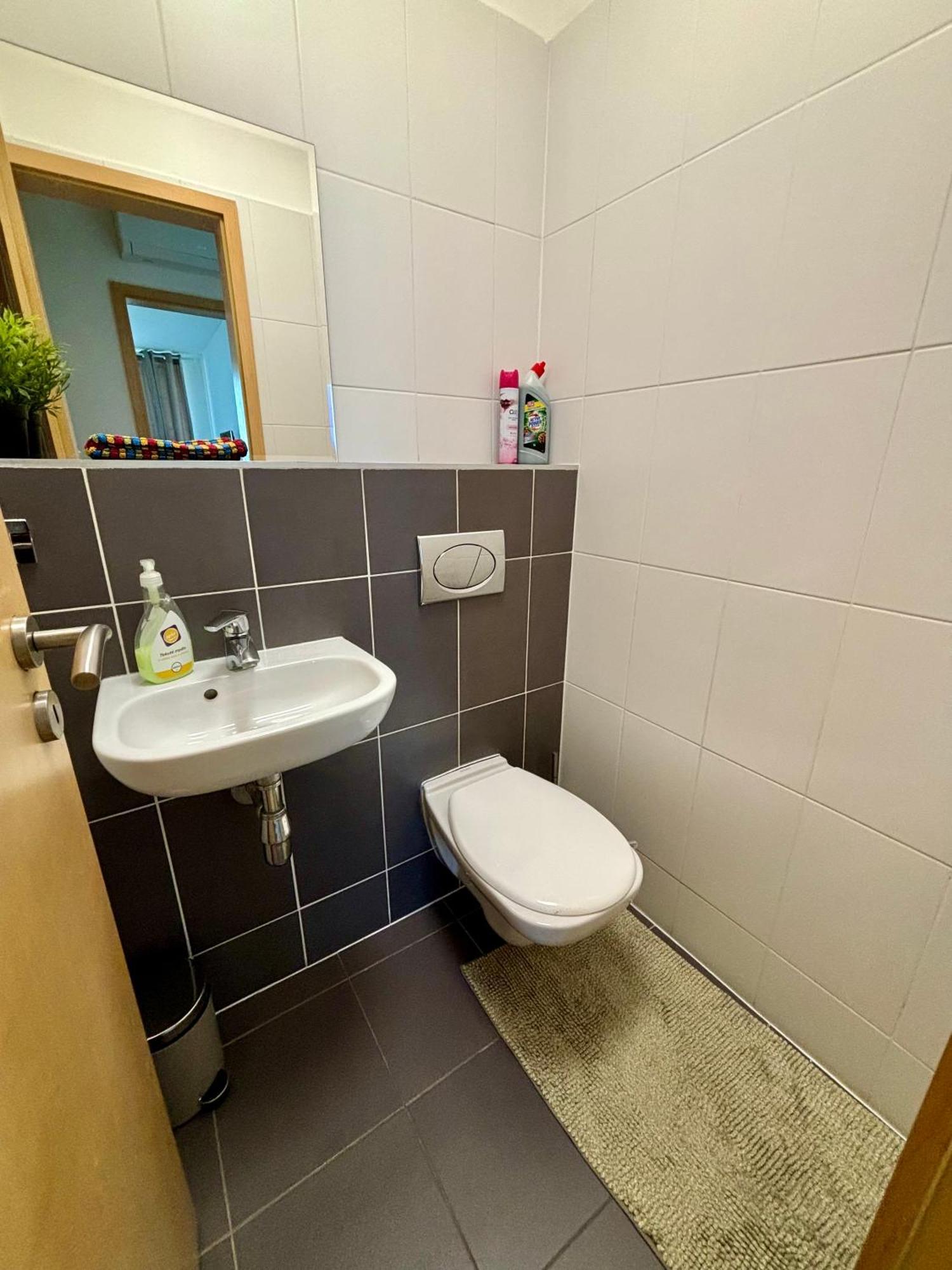 Ferienwohnung Three Towers With Beautiful View And Parking! Pressburg Exterior foto